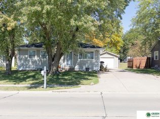 921 E Nobes Rd, York, NE 68467