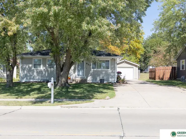 921 E Nobes Rd, York, NE 68467