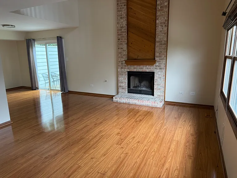 15546 Whitehall Ln — Photo 2
