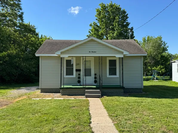 219 W 7th St, Flora, IL 62839