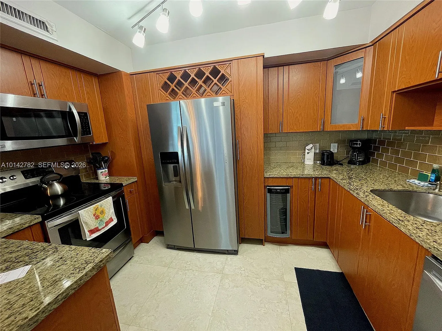 Alexander Towers Condo — Photo 2