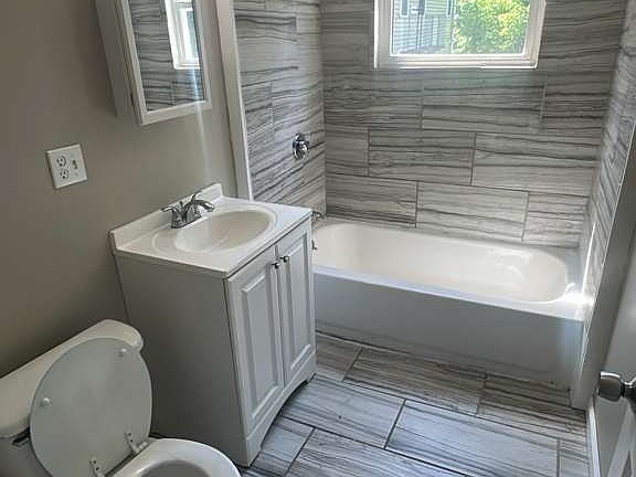2nd image of 518 Willow St APT 2L