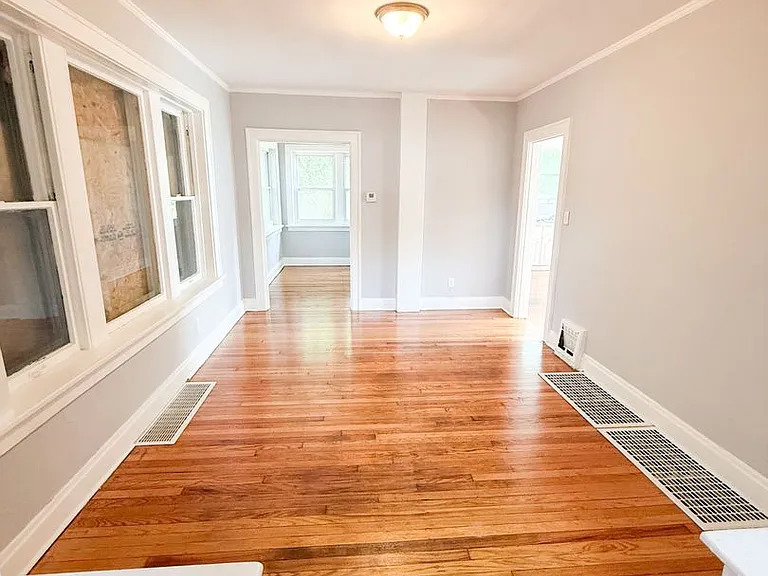 2555 Hord Ave — Photo 2