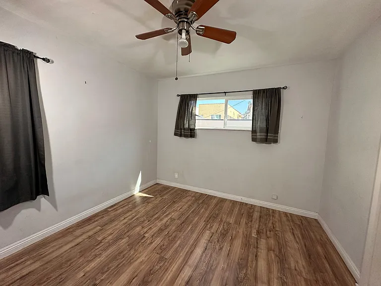6128 De Longpre Ave #4 — Photo 9