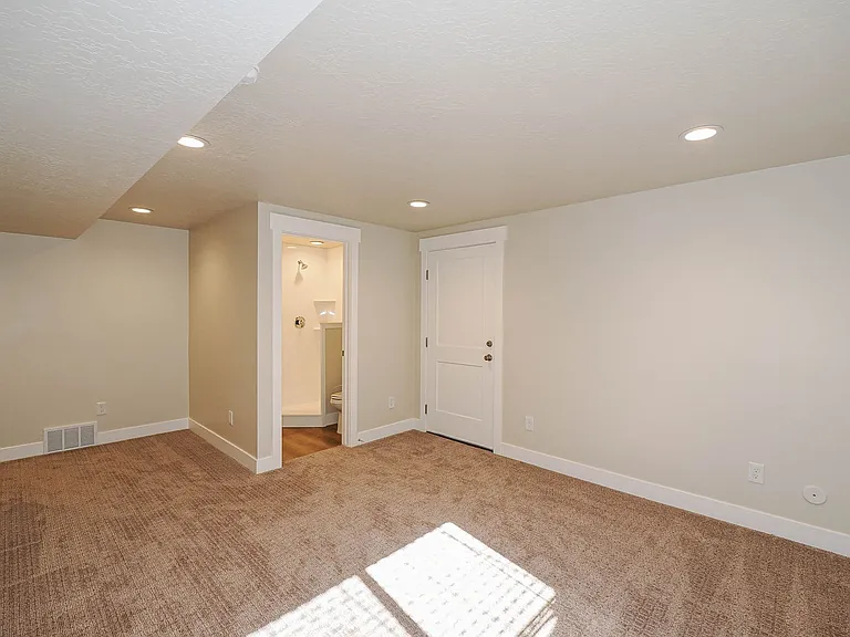 251 E 1280 N — Photo 40