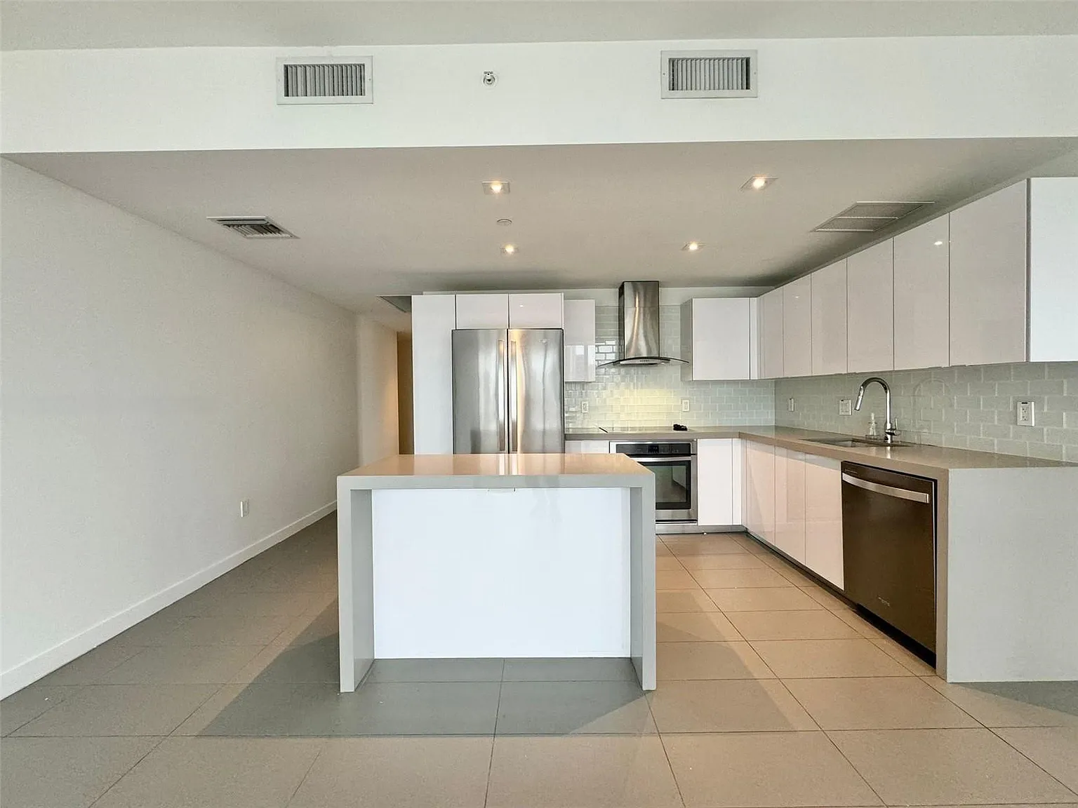 2 bed, 1110 sqft, $4,100 — Photo 3