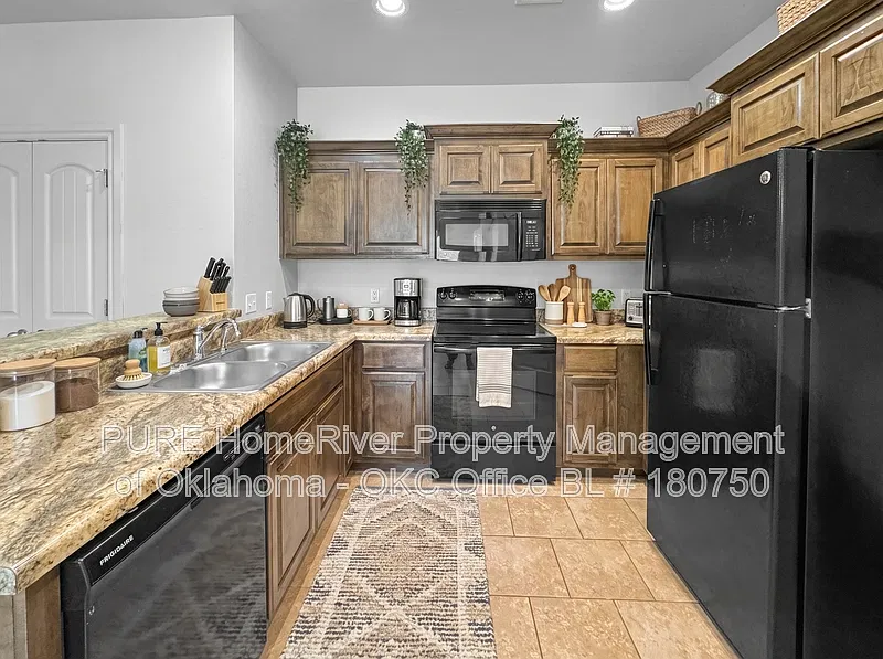 1 bed, 1.0 bath, 869 sqft, $1,045 — Photo 2