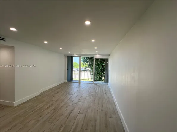 310 Fontainebleau Blvd APT 306, Miami, FL 33172