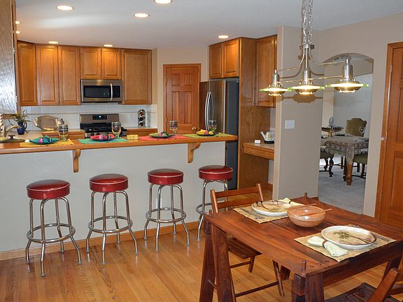 Kitchen Bar/Entertaining Hub