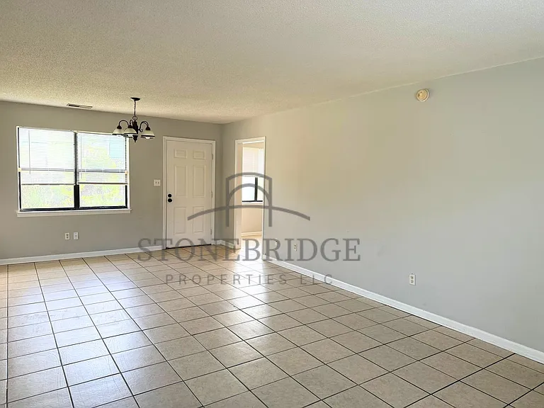 302 Hillsboro Ln — Photo 8