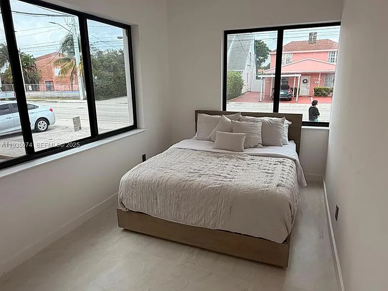 2436 SW 7th St #8 — Photo 7