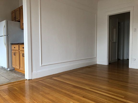 4th image of 3300 Scott St #207