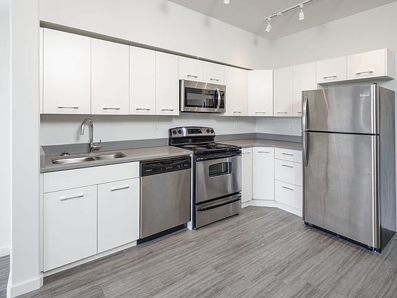 4th image of 241 Willis Cres #1532677