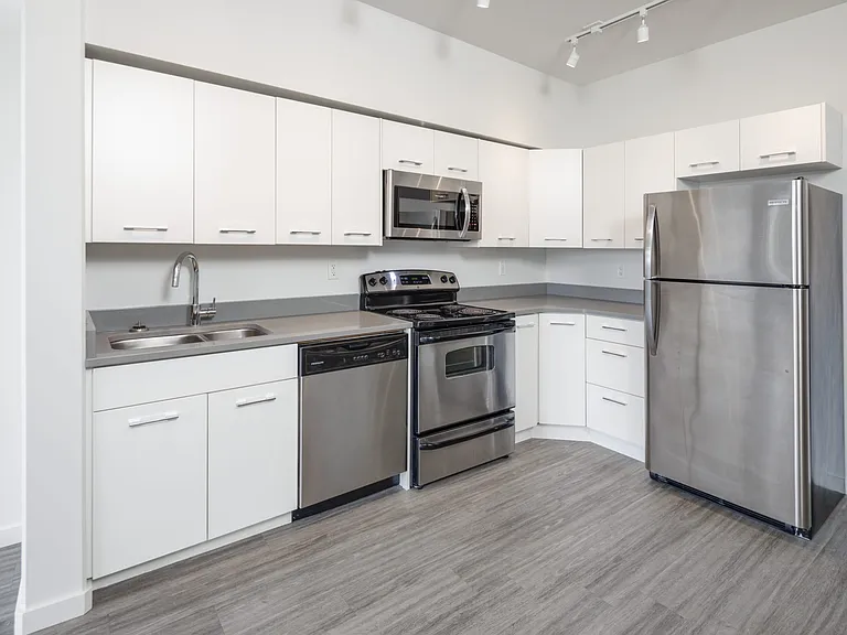 241 Willis Cres — Photo 4