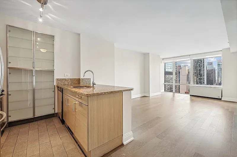 125 W 31st St #20B