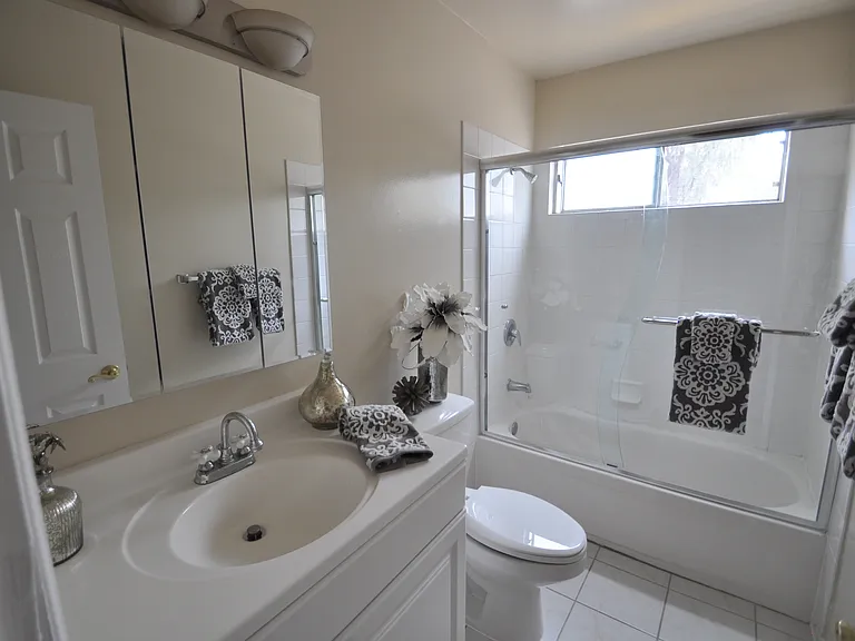 Oak Park Manor — Photo 52