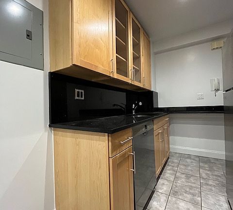 4th image of 585 W End Ave #4ER