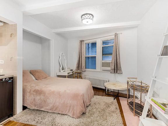 5th image of 304 E 41st St APT 306A
