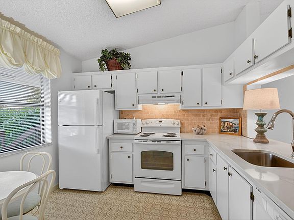 5th image of 4542 Lucerne Lakes Boulevard E #202