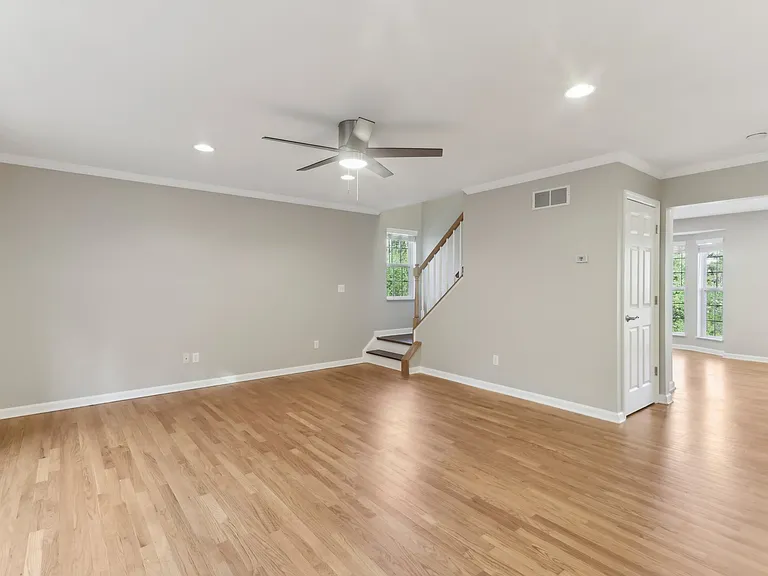 103 Lakeview Ct — Photo 32