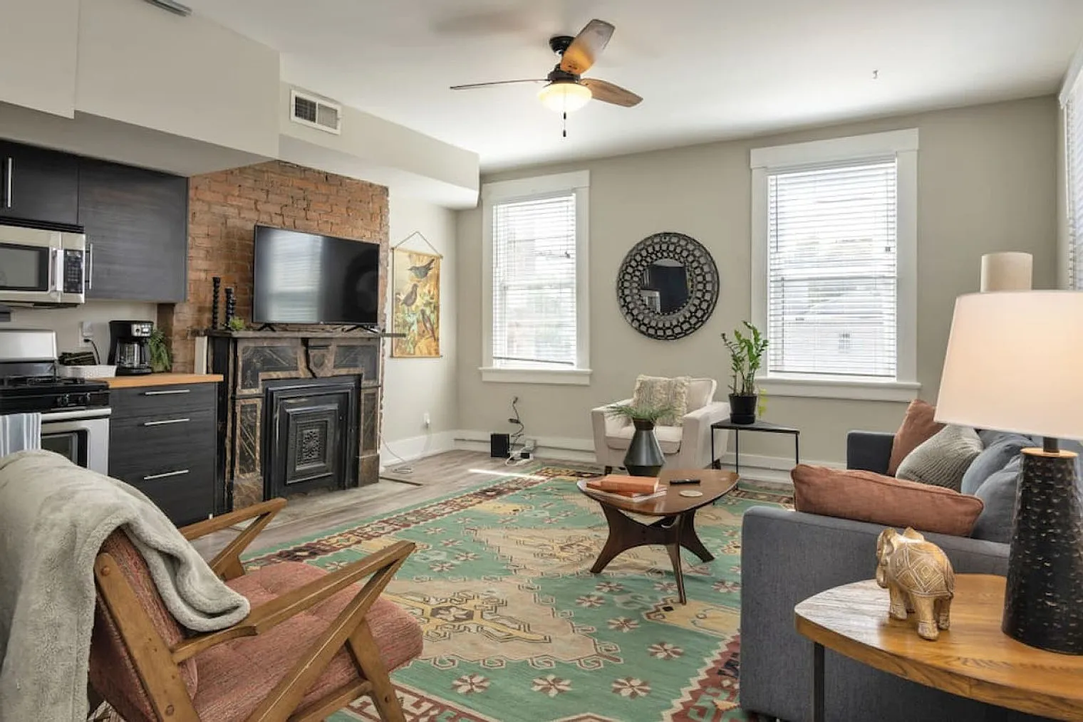 2 bed, 1.0 bath, 1184 sqft, $2,426 — Photo 2