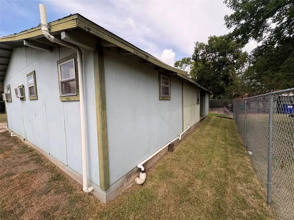 7712 N Perry St, Baytown, TX 77521