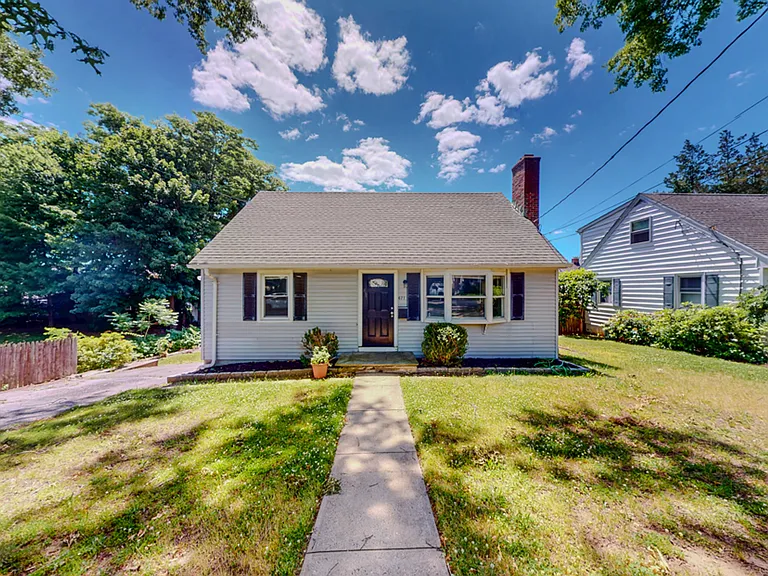 677 Garfield Ave — Photo 1