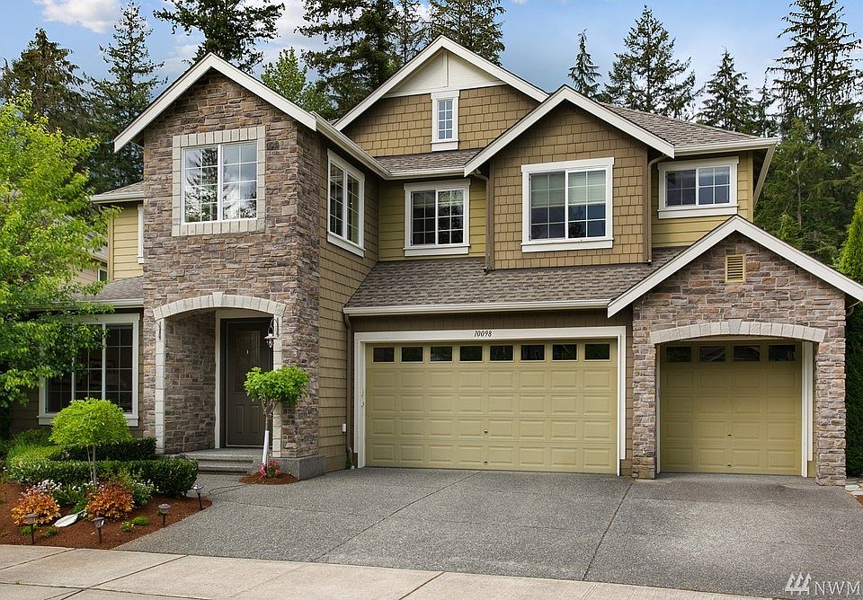 Absolutely BEAUTIFUL! The rarely available Weatherford Plan by Murray Franklyn features a 3 car wide garage and extravagant 4100+ SF of living space.