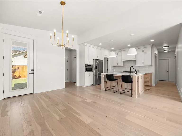 555 S Proctor Ln — Photo 10