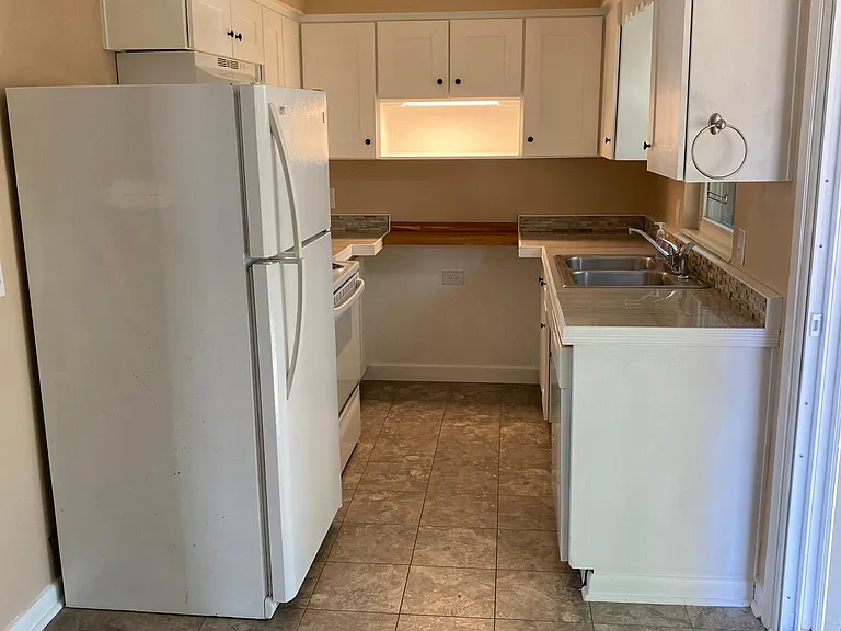 Kitchen w/ Frig, Stove/oven & Dishwasher
