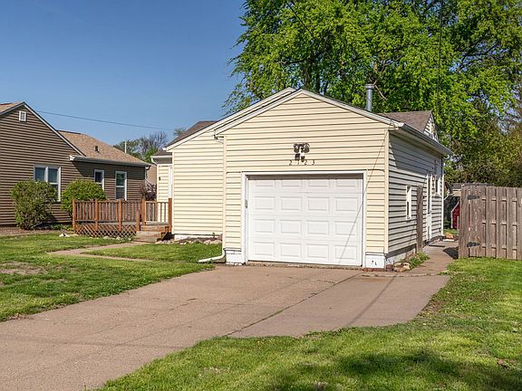 3rd image of 2123 32nd St