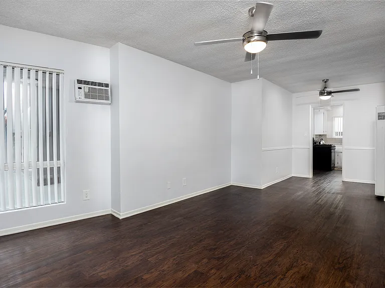 Kingsley Apartments — Photo 16