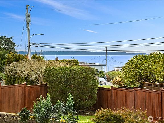 4th image of 817 Puget Way