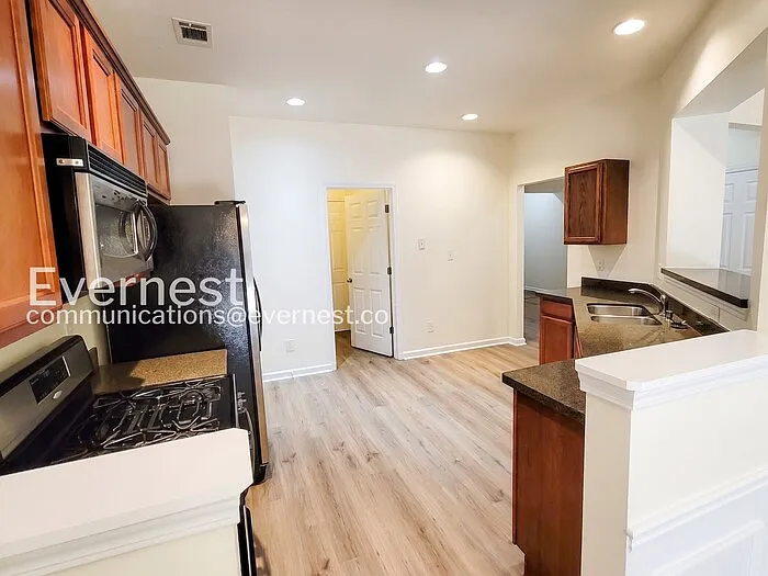 3 bed, 2.5 bath, 1900 sqft, $2,395 — Photo 3