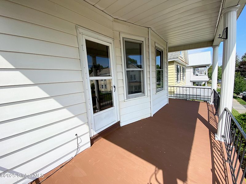 5th image of 8 Mapleridge Avenue