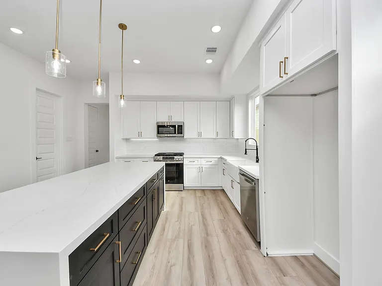 2408 Lorraine St — Photo 13
