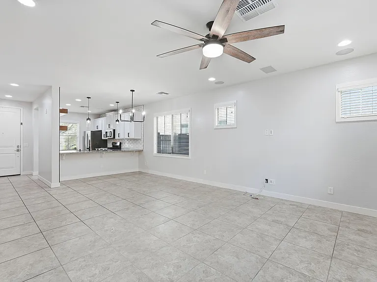 216 E Beatryce St — Photo 14