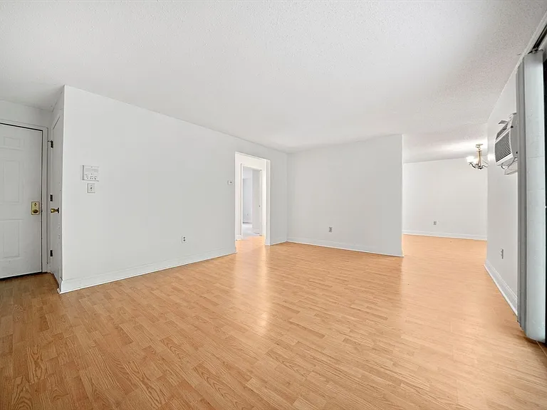 1810 Skyline Dr — Photo 1