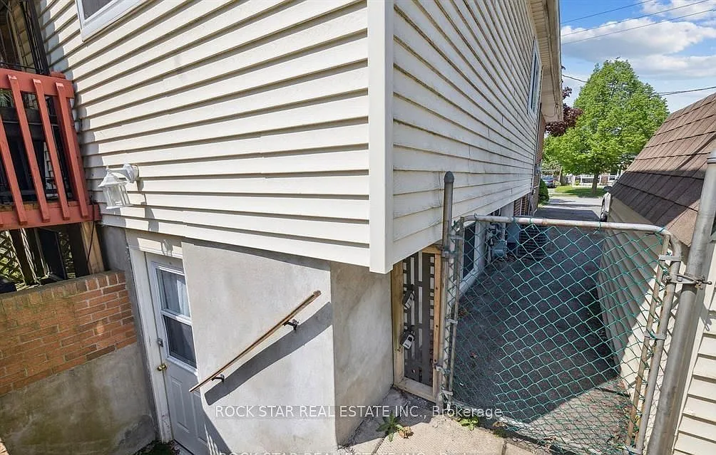 Building Photo - 203 Commercial St #LOWER