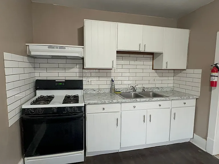 109 E Stewart Rd — Photo 2