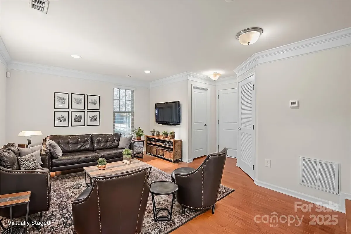Building Photo - 1304 Queen Lyon Ct