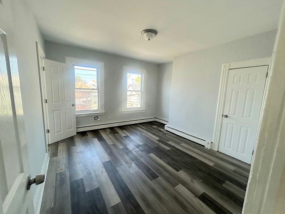 2nd image of 126 Lyon St APT 3