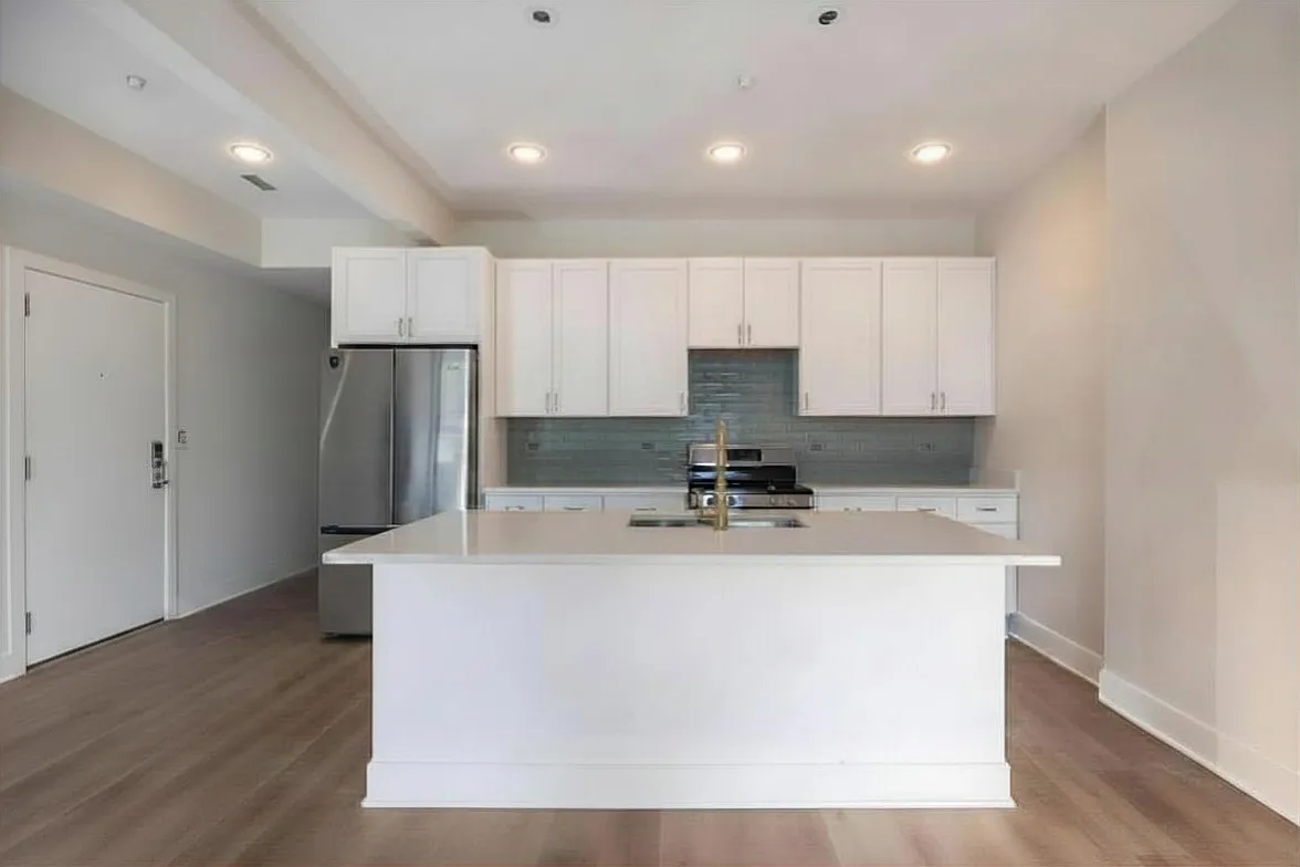 821 W Montrose — Photo 2