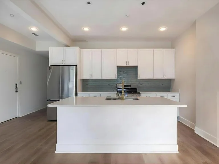 821 W Montrose — Photo 17