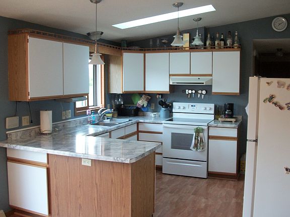 Kitchen w/ Breakfast Bar