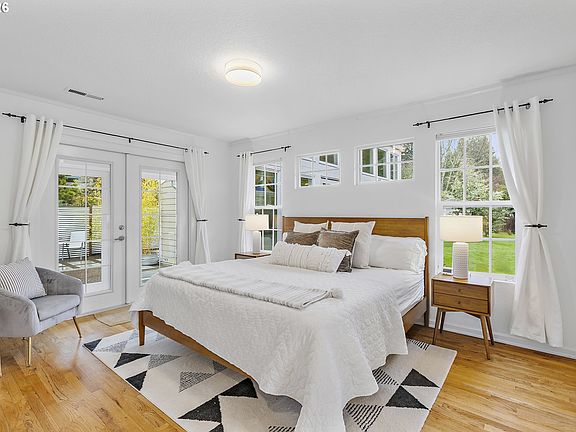 4th image of 4704 SW 53rd Ave