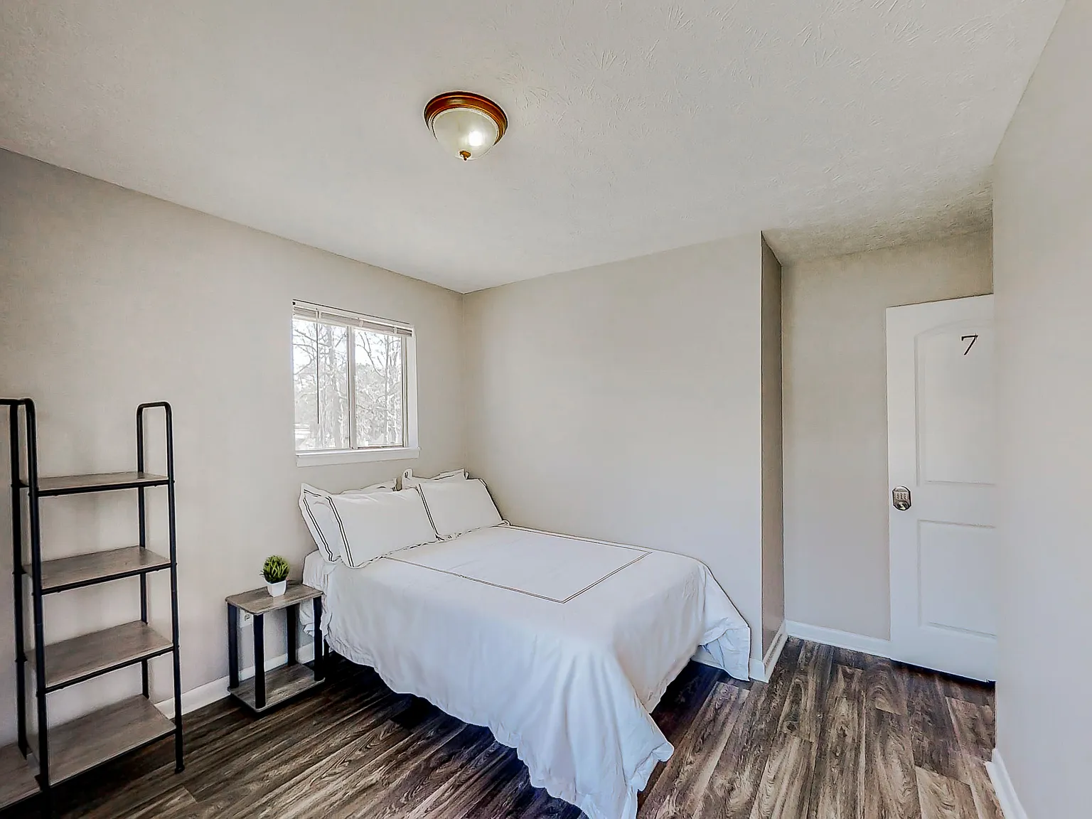4 bed, 2.0 bath, 1851 sqft, $672 — Photo 2