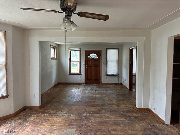 2nd image of 816 W 22nd St