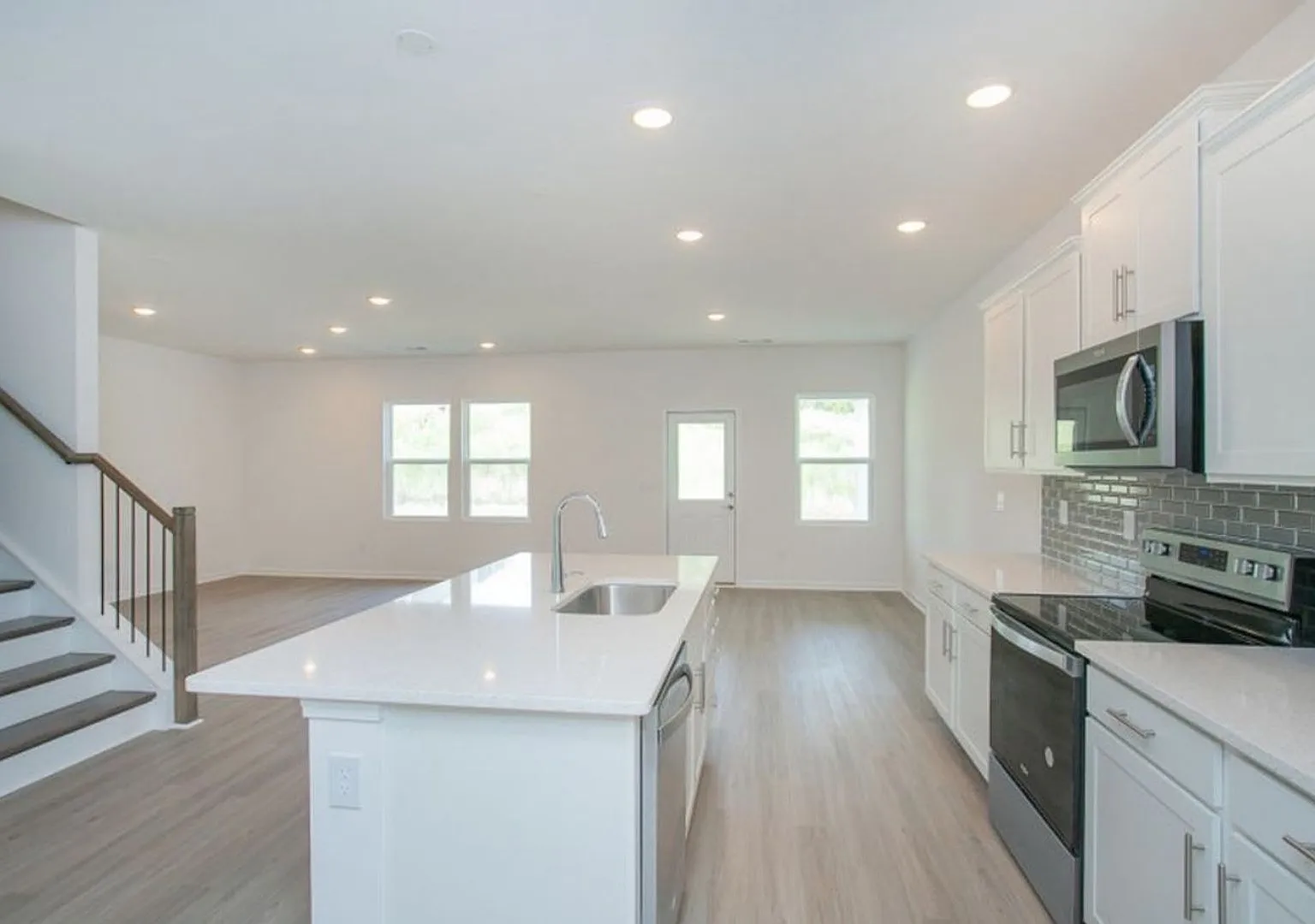 New Spacious 5 Bedroom house in La Vergne — Photo 3