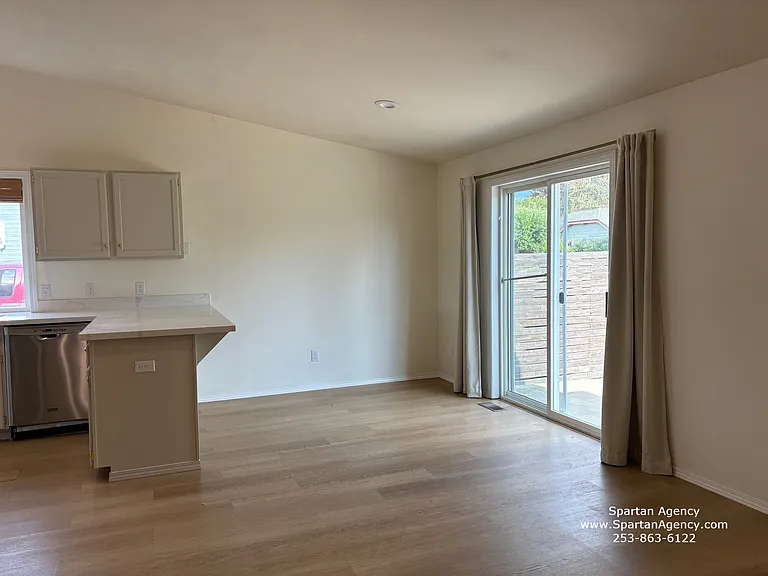 1020 Academy St — Photo 11
